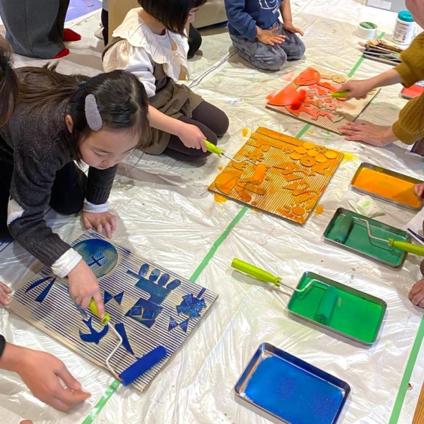 梅田美代子先生による造形ワークショップ～しましまダンボール版画であそぼう～